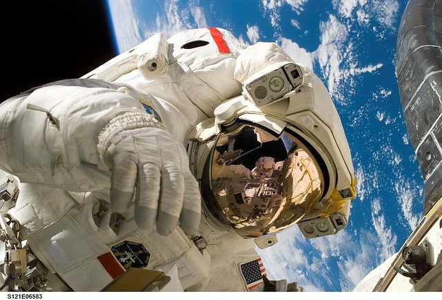 베이조스 우주여행 성공 ( 우주 기준이 미국과 유럽은 다르다 ) 최초 우주여행은 아마존 창업자