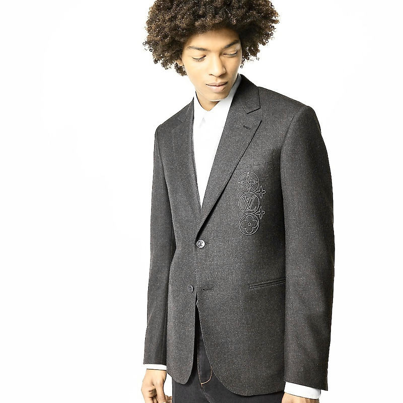 루이비통 엠브로이더드 시그니처 울 퐁 뇌프 재킷 자켓은 높은 품질과 독특한 디자인으로 유명한 제품입니다.  리밋플 review