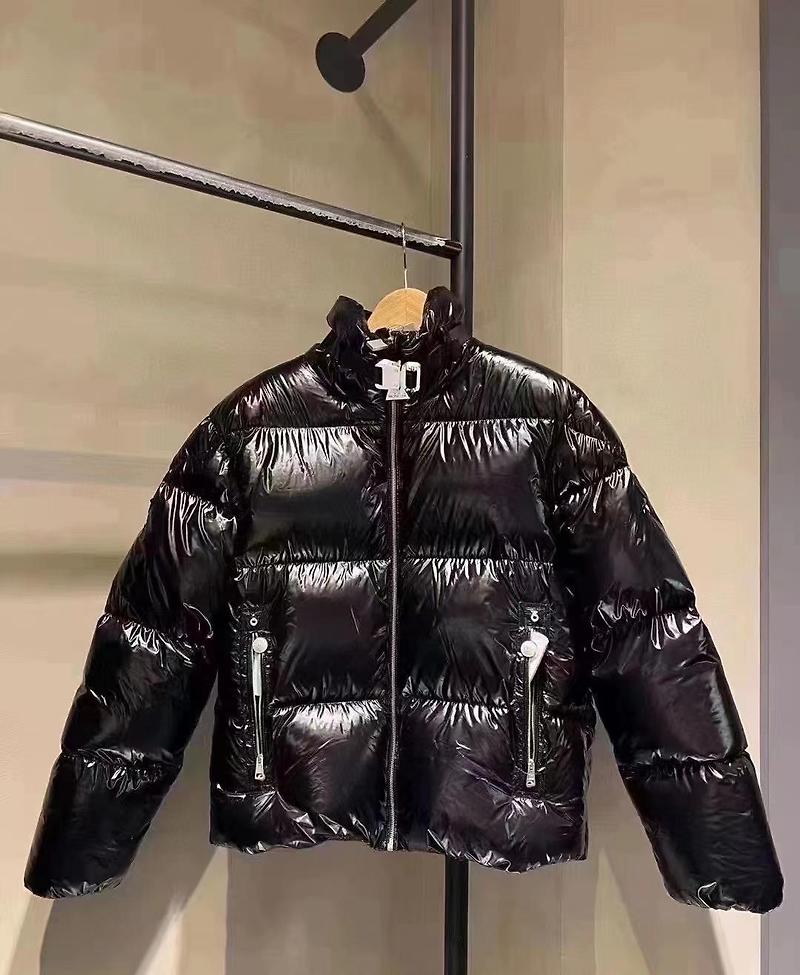 몽클레어 6과 1017 ALYX 9SM의 협업으로 탄생한 마호가누스 다운 패딩 재킷 자켓은 겨울철의 적극적인 패션 아이템입니다.
