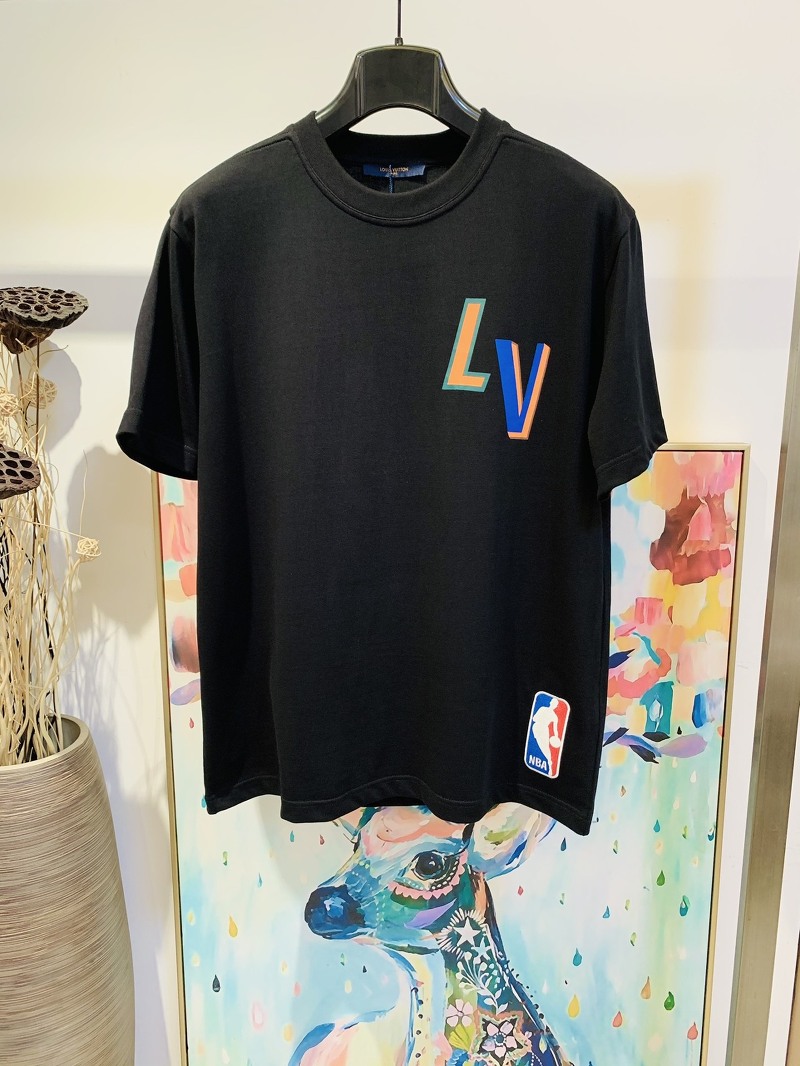 [LOUIS VUITTON x NBA] 루이비통 X NBA 프론트 앤 백 레터스 프린트 반팔 티셔츠 1A8X8R (2 COLOR)