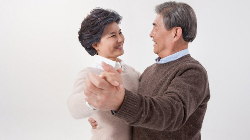 노년을 건강하게 보내는 슬기로운 방법, 3가지. (춤추기, 이웃과 대화, 근파워 기르기)