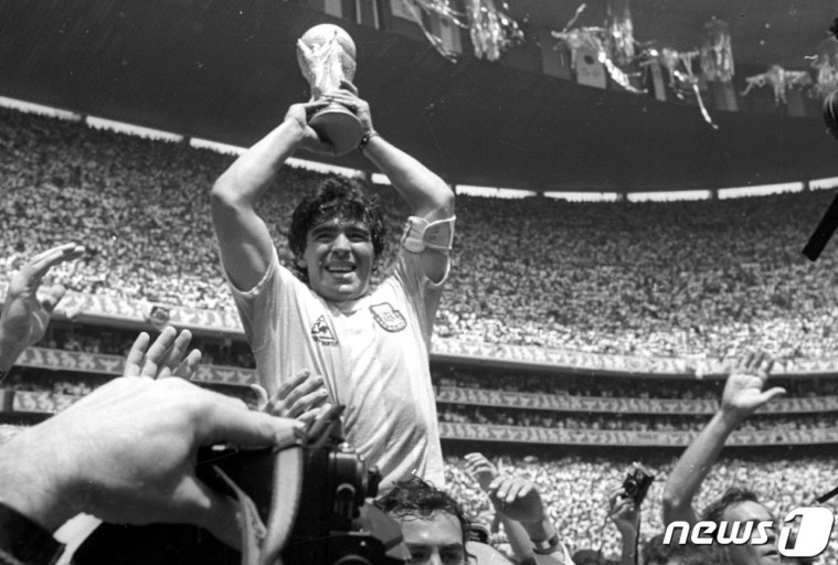 아르헨티나 축구 영웅 마라도나, 심장마비로 향년 60 별세,삼가 고인의 명복을 빕니다.