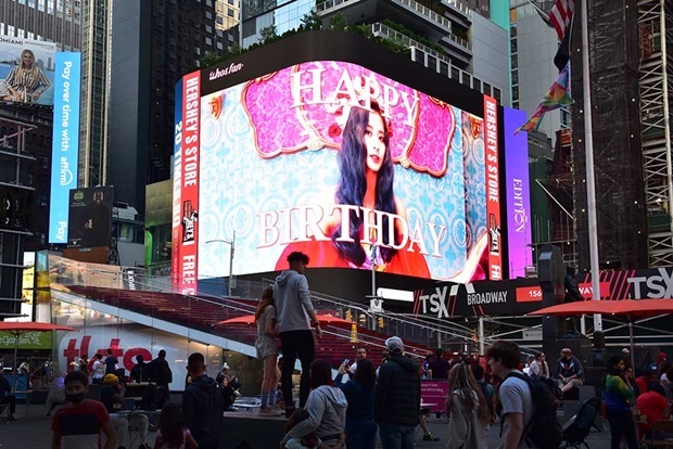 TWICE Tzuyu's 'B-DAY' advertisement in Times Square, New York