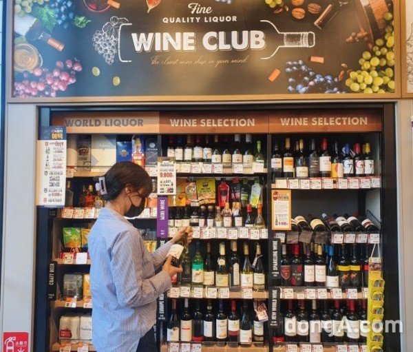 ‘1분에 5.5병꼴’…이마트24 와인 올해 상반기 143만병 팔렸다