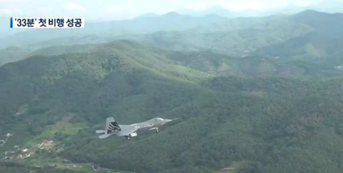 국산 전투기 KF-21 보라매 초도비행 성공