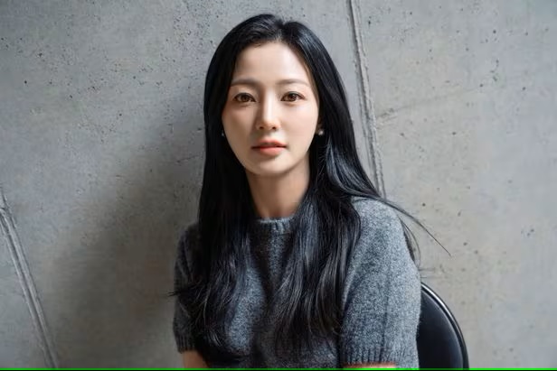배우 송하윤이 학교폭력(학폭)으로 강제전학을 당했다는 사실을 인정했다. 다만 '사건반장'에 보도된 내용과는 무관하다고 선을 그었다.