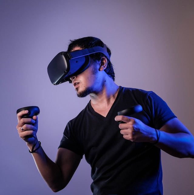 가상 현실(VR): 몰입형 경험, 헤드 마운트 디스플레이, 햅틱 피드백