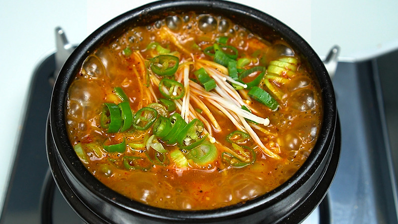 고깃집 된장찌개 맛있게 끓이는법, 대패 삼겹살 된장찌개 황금레시피 | Korean pork belly doenjang-jjigae recipe