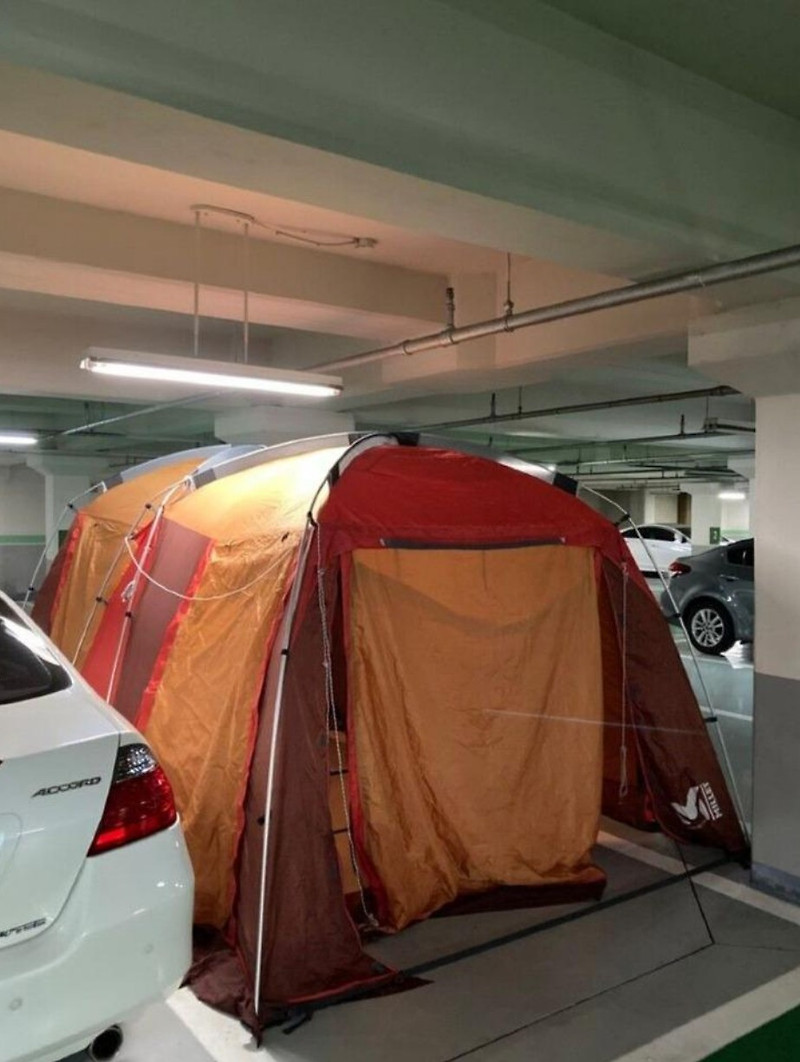 아파트 지하주차장 텐트 설치 논란 캠핑하는 줄