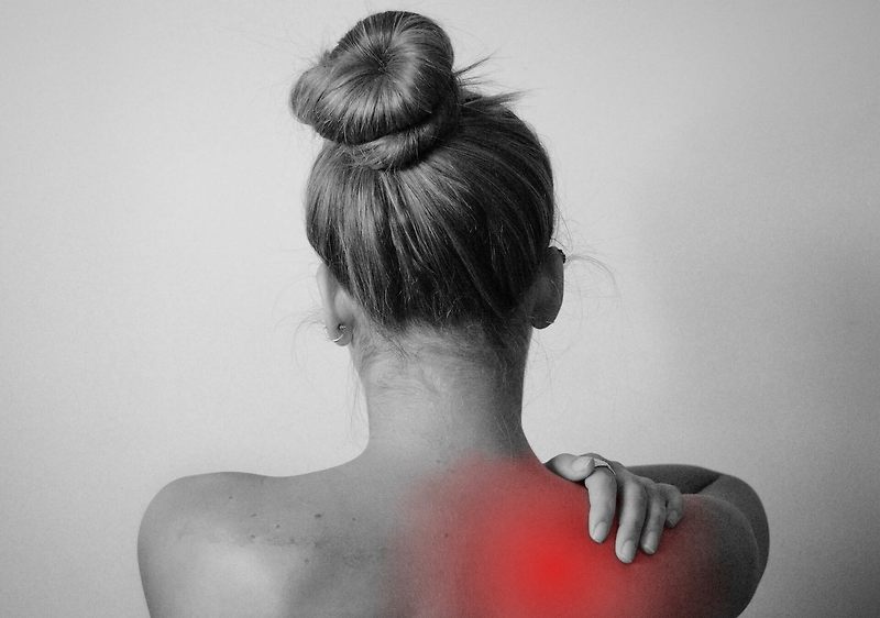 어깨에 통증이 느껴질 때 완화시켜주는 운동들