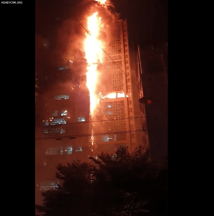울산 주상복합 건물서 대형 화재 발생…주민 수백명 대피. 인명피해없기를...