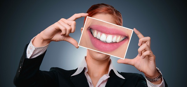 집에서 누런 이빨을 셀프 미백하는 효과적인 방법 4가지