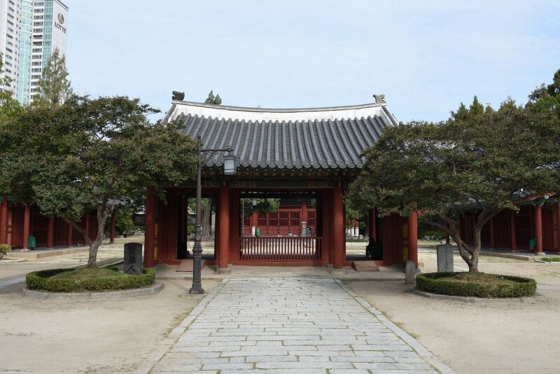 서울 1호선에 위치한 관우장군의 사당, 동묘