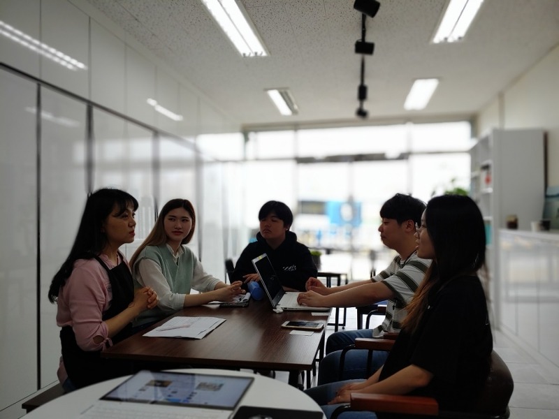유기동물에 관한 '시민의 사회적 책임'을 묻는 한국외국어대 학생들