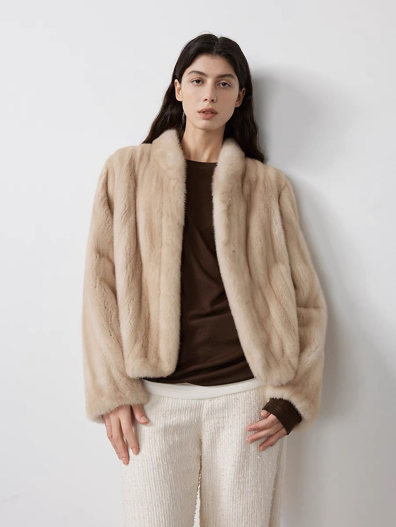 로로피아나 코펜하겐 벨벳 밍크 코트 재킷은 최신 패션 트렌드를 반영한 아이템입니다. 리밋플 review