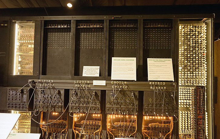 에니악과 에드삭의 발명으로 만들어진 컴퓨터의 표준 1949