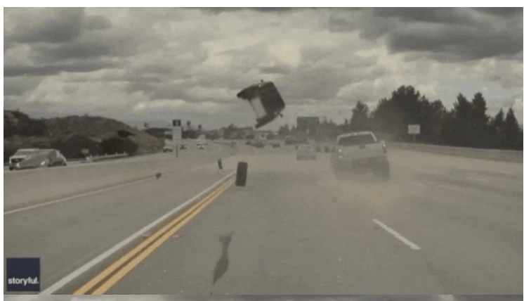 미국 고속도로 기아 쏘울 사고 영상 '3m 솟아 한바퀴 굴렀는데 운전자 가벼운 부상'