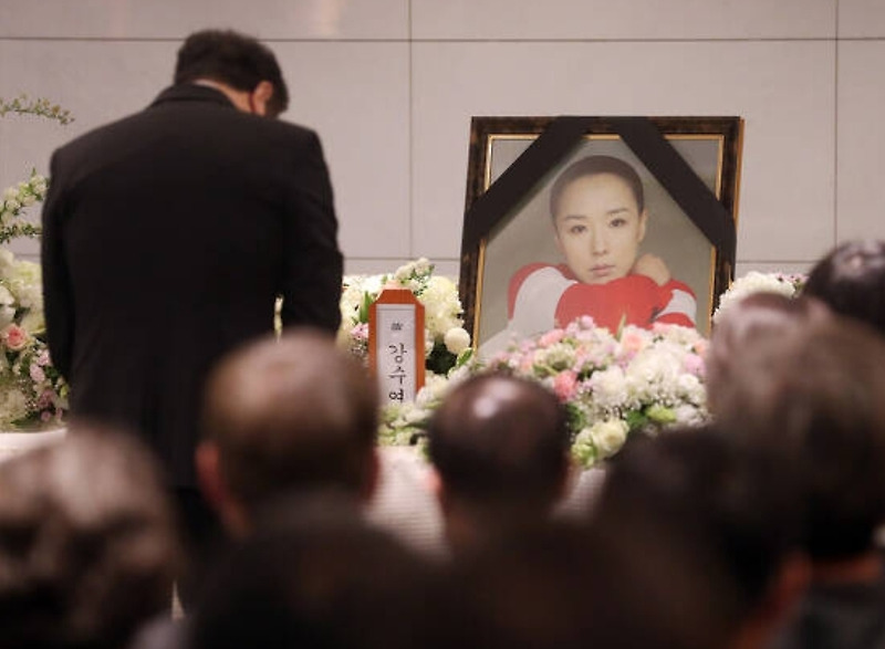 강수연 영결식 참석 연예인들