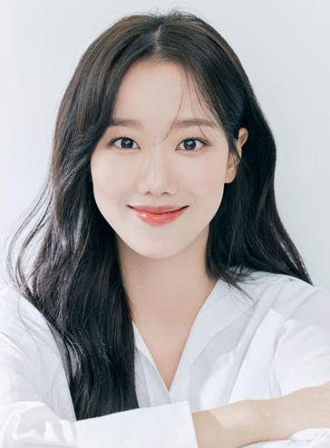 가수 이나은, 축구선수 이강인과의 열애설에 '지인 사이'로 부인!