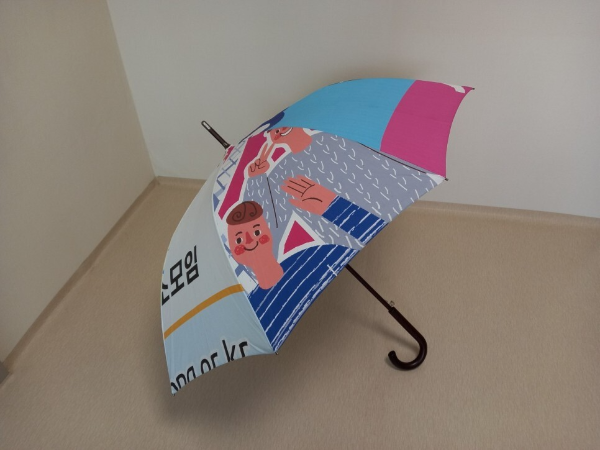 업사이클 스토리 - 폐현수막으로 업사이클한 우산과 제품들