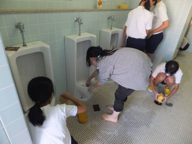 진정한 남녀 평등 양성 평등 동일 노동 남자 화장실 청소하는 스시국 일본 스시녀 여학생들