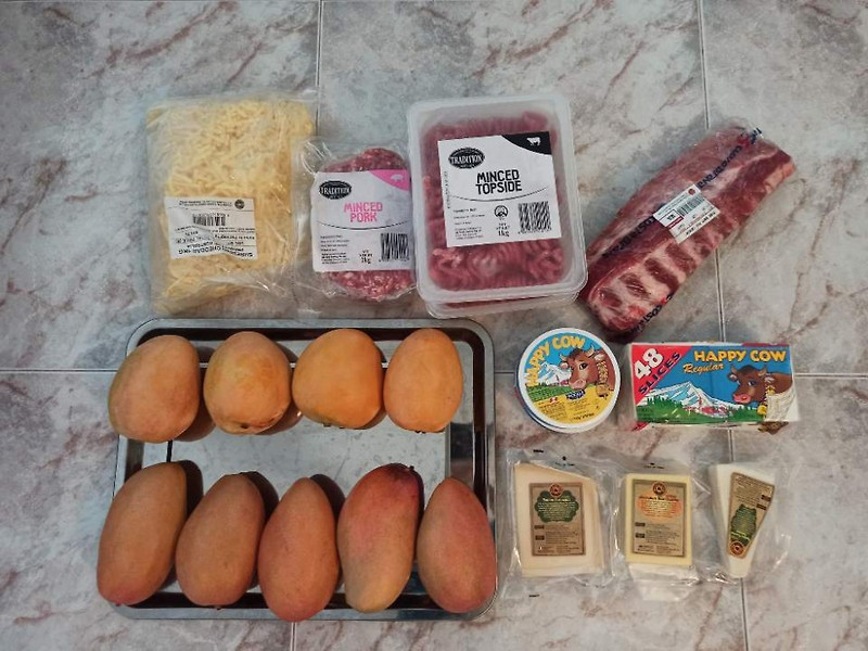 (D-26) 코로나19 싱가포르 서킷브레이커, 사회적거리두기 속 정육점에서 고기, 치즈 왕창 사재기
