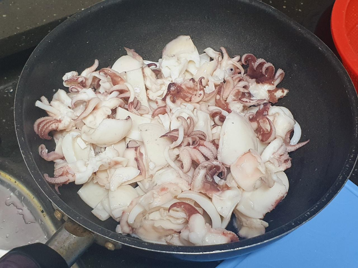갑오징어 손질 및 데치기 - 갑오징어 볶음 요리 만들기