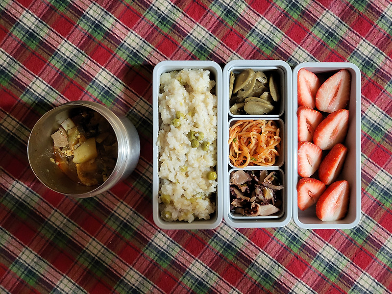2022.11.29 남편 점심 도시락 메뉴 | 돼지감자찌개, 깻잎김치, 무생채, 우엉조림, 딸기