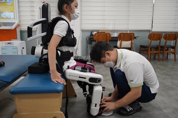 공공어린이재활병원 서울재활병원, 로봇 활용해 장애 청소년 재활치료 나서