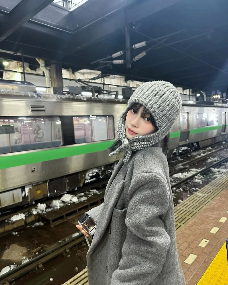 에스파 카리나, 일본 삿포로에 '눈의 여왕'이 떴다...눈사람 만들고 자랑
