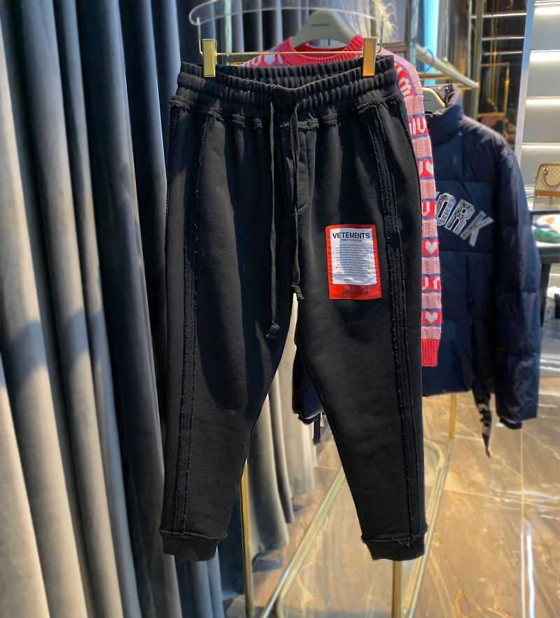 [VETEMENTS] 베트멍 패치 로고 스웨트 조거 팬츠