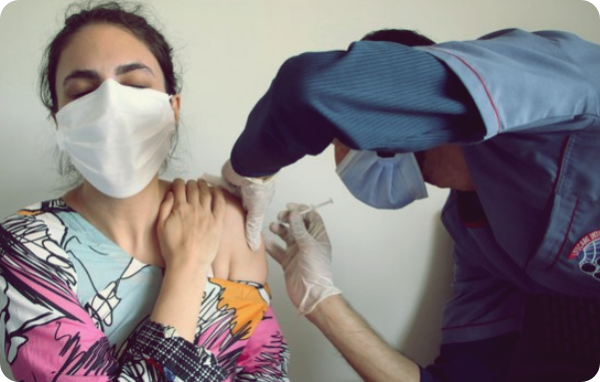 파키스탄의 백신접종 초강수 : 백신 미접종자, 폰 끊고 월급 깎는다