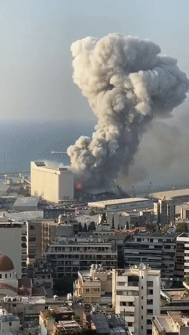 (폭발장면.gif)레바논 수도 항구에서 초대형 폭발, 대규모 인명피해 수습중.. 분진폭발? 2020 Lebanon Beirut explosions
