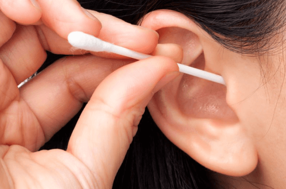 면봉을 사용하여 귀를 청소하면 안되는 이유 - 귀지관리, 청소