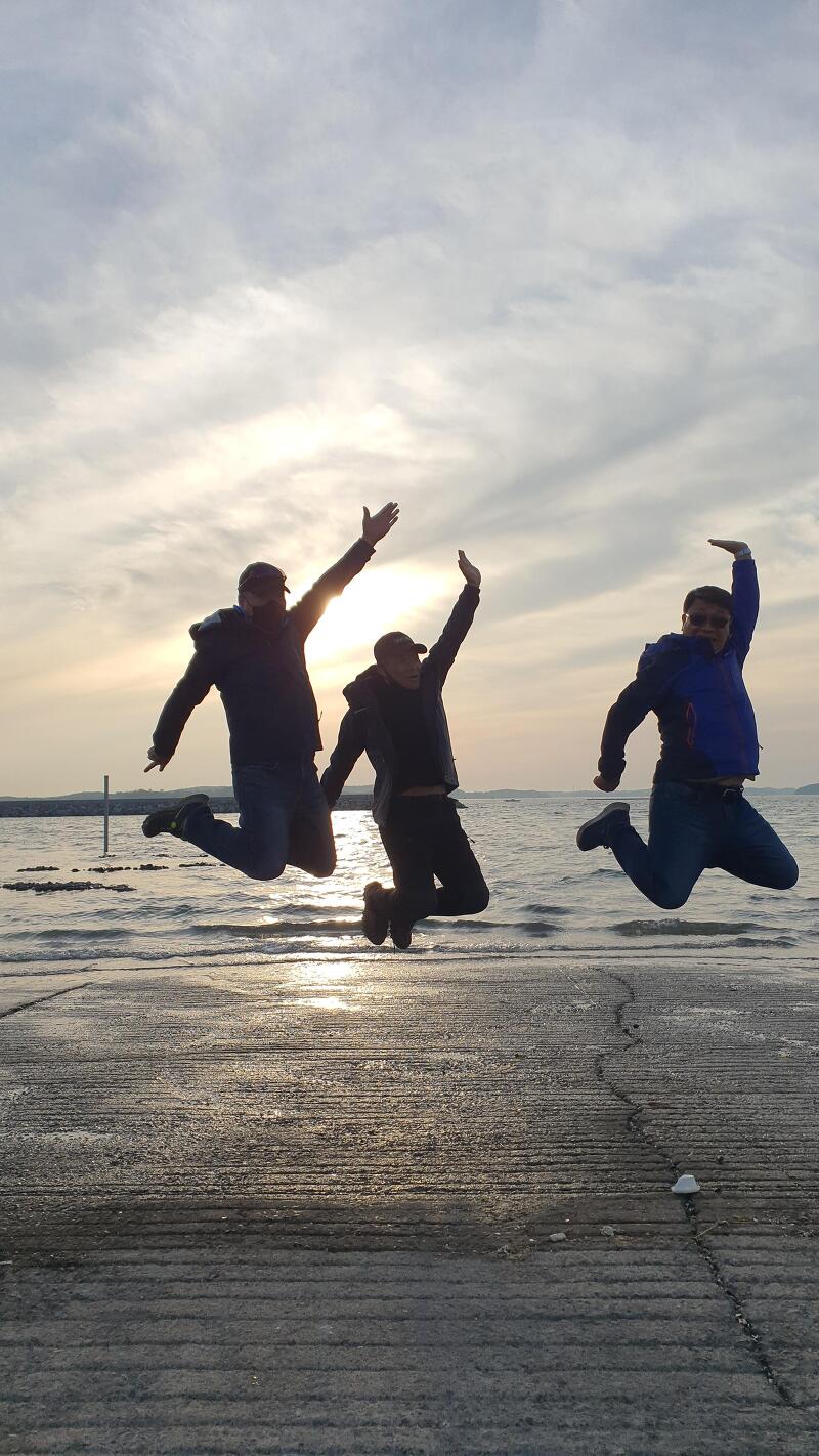[사진] 서산 간월암 여행 중 간월도 선착장에서 세남자가 노는법