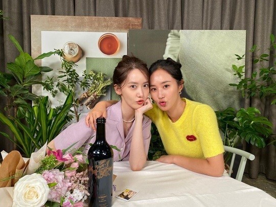 소녀시대 권유리, 임윤아와 여신 미모 투샷..이수만이 선물한 와인까지[사진]