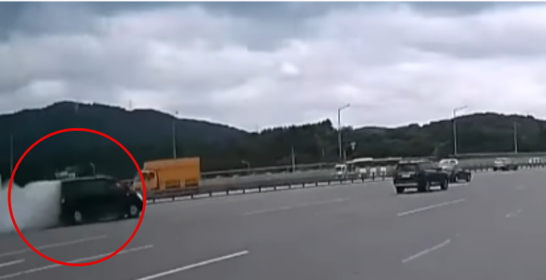 고속도로에서 갑자기 불난 차량(영상 포함)