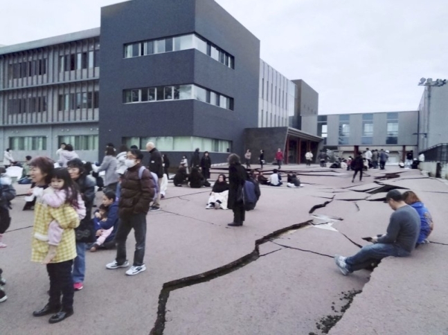 일본 이시카와현뒤흔든 '7.6 강진'... 건물 무너지고 도로 쩍쩍 갈라졌다