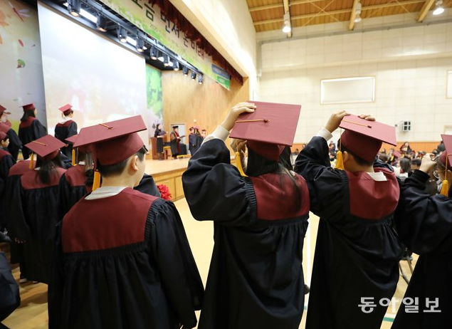 저출산은 결국 서울에 있는 공립 초등학교까지 문을 닫게 했다.