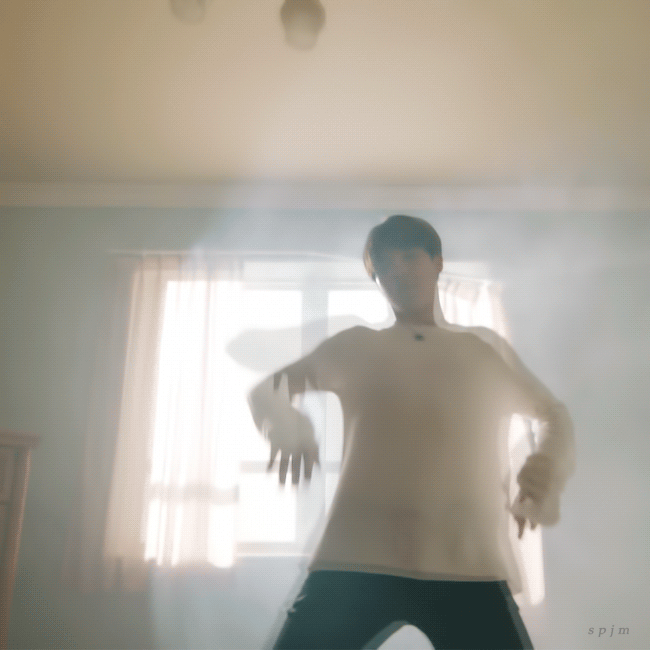 방탄콘서트 처음 공개된 VCR에서 무용과 수석 짬바 나온 지민 독무 춤선.gif