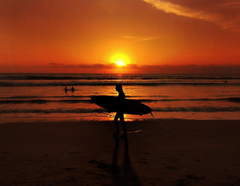 인도네시아 발리 서핑 스팟 - 넓고 긴 바닥이 모래인 꾸따비치 kuta beach