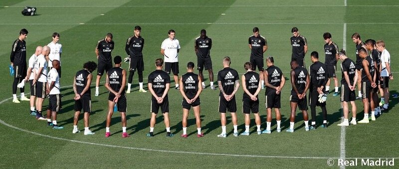 레알 마드리드 선수단은 훈련 시작 전 엔리케의 딸을 위해 묵념하는 시간을 가졌습니다.