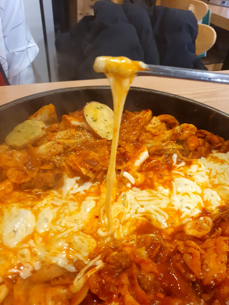 [홍대 맛집] 푸짐하고 맛있는 홍춘천 치즈닭갈비 리뷰!