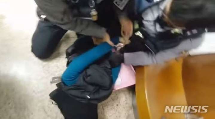 문재인 하야 전단지 뿌리던 여성 수갑체포 유튜브 영상