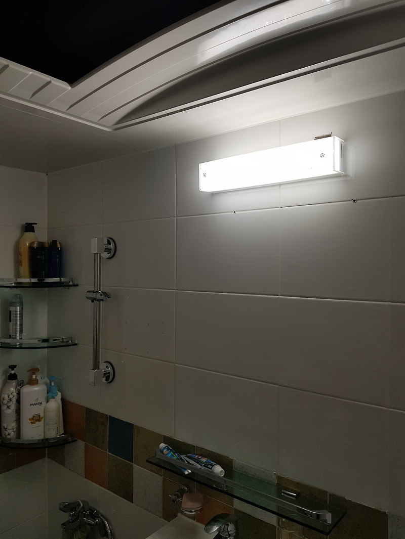 우리집 욕실, 화장실 LED 등은~ 왜? 이렇게 어둔운 걸까요. 다른 집들은 천장 돔에 이쁘게 LED 등이 2개 설치되어 엄청 밝은데요 ㅠㅠ