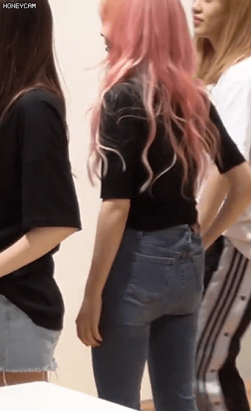 아이즈원 김민주 핑크색머리 타이트 청바지핏 몸매 뒤태 움짤