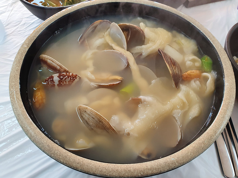 서천 홍원 맛집 : 홍원항 낚시 여행 쭈꾸미의 대안으로 좋은 소문난칼국수