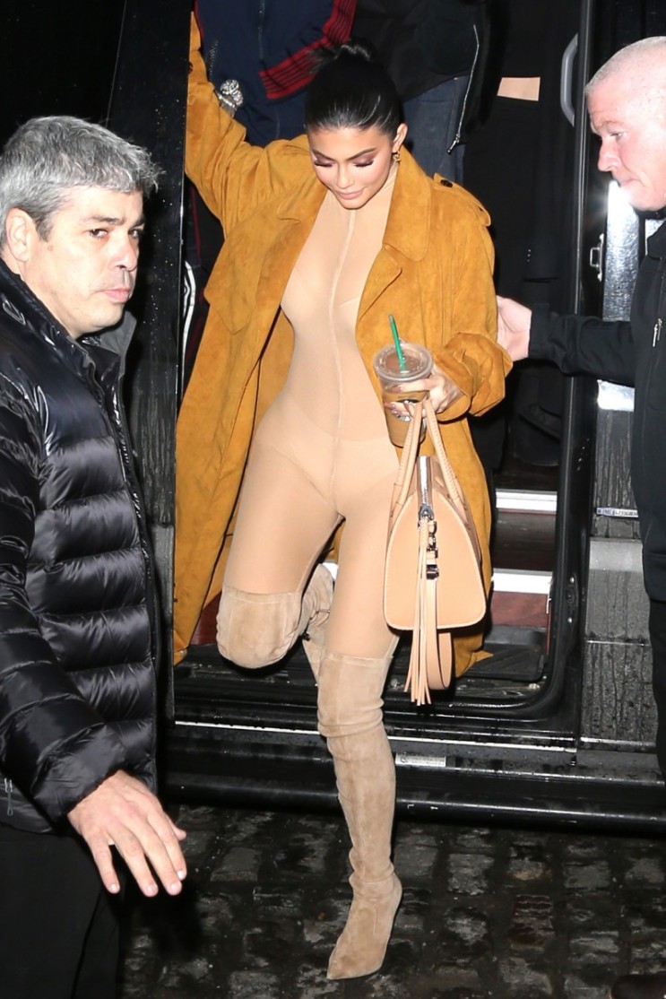 Kylie Jenner 전신 살색 레깅스 투명한 시스룩