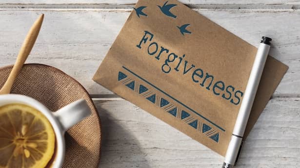 용서하는 법을 가르쳐주는 용서에 관한 성경 구절 8가지
