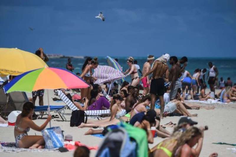 [이슈] '사회적 거리두기' 무시한채 붐비는 미국 플로리다 마이애미 해변